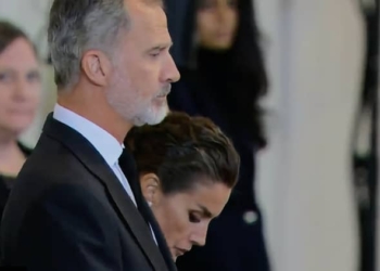 Los Reyes de España visitaron la capilla ardiente de Isabel II