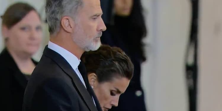 Los Reyes de España visitaron la capilla ardiente de Isabel II