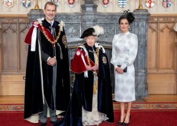 Isabel II impone la Orden de la Jarretera a Felipe VI en el Castillo de Windsor