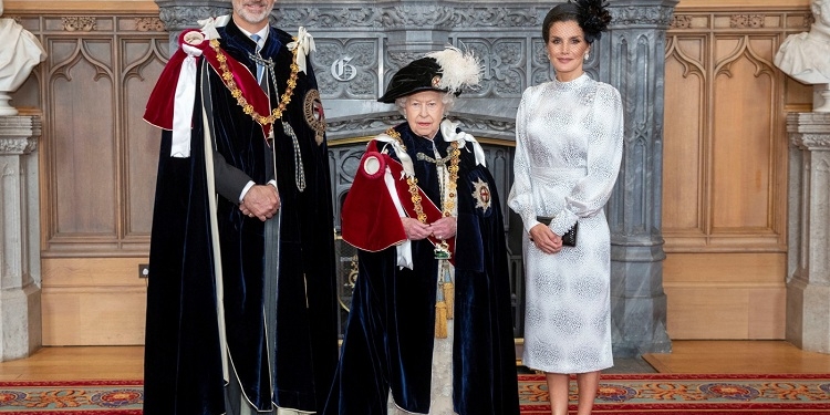 Isabel II impone la Orden de la Jarretera a Felipe VI en el Castillo de Windsor