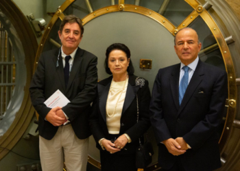 Alida Cordero, viuda de Julio Ramón Ribeyro junto con el embajador de Perú y el director del Instituto Cervantes. / Foto: @InstCervantes