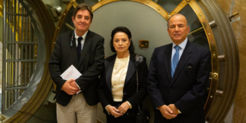 Alida Cordero, viuda de Julio Ramón Ribeyro junto con el embajador de Perú y el director del Instituto Cervantes. / Foto: @InstCervantes