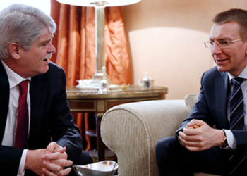 El ministro de Exteriores de Letonia inaugura su nueva Embajada en España