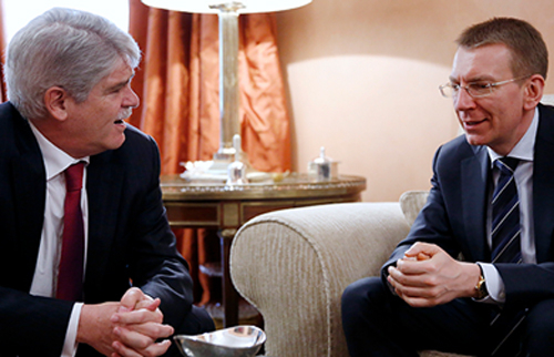 El ministro de Exteriores de Letonia inaugura su nueva Embajada en España