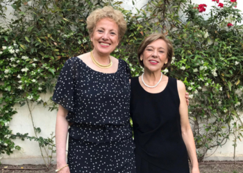 La embajadora saliente de México, Roberta Lajous, y la entrante, Carmen Oñate./ Foto: https://twitter.com/ConsulMexBCN