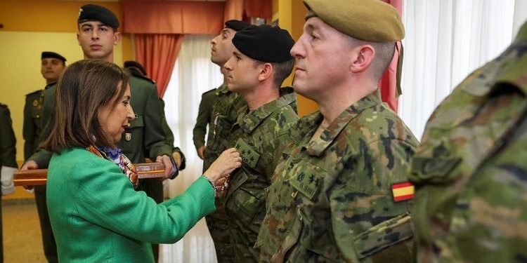 Robles condecora a la Brigada Paracaidista por su papel en la misión del Líbano