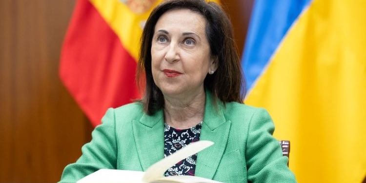 Robles anuncia el refuerzo del entrenamiento antiaéreo y de desminado a los militares ucranianos