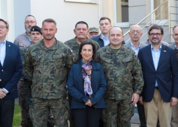 Robles visita en Polonia el principal centro logístico de distribución de ayuda a Ucrania