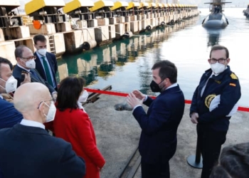 La ministra de Defensa destaca la importancia del programa de submarinos S-80 de Navantia