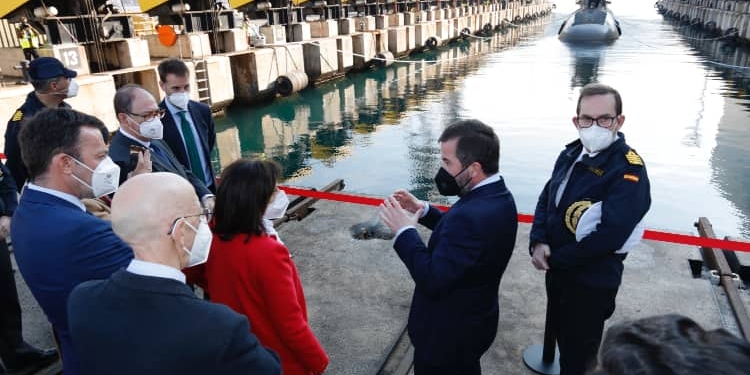 La ministra de Defensa destaca la importancia del programa de submarinos S-80 de Navantia