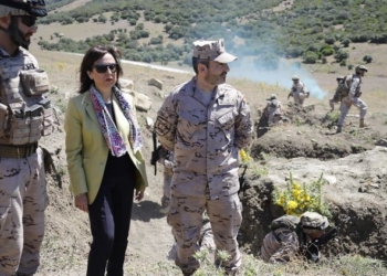 Margarita Robles presencia el adiestramiento de 80 combatientes ucranianos en Cádiz