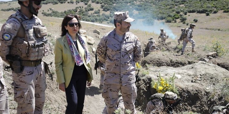 Margarita Robles presencia el adiestramiento de 80 combatientes ucranianos en Cádiz
