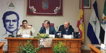 El embajador Carlos Midence, durante su intevención, con el alcalde de Valdefuentes, Álvaro Arias, y el presidente de la editorial Sial Pigmalión, Basilio Rodríguez.