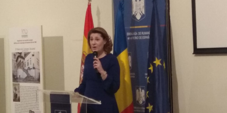 La embajadora de Rumanía Gabriela Dancau se dirige a los asistentes al acto. / Foto: AC