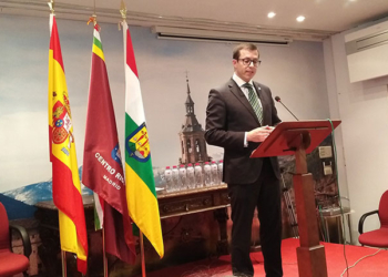 El presidente del Centro Riojano, José Antonio Rupérez, comenzó la lectura pública en castellano antiguo. / Foto: The Diplomat.