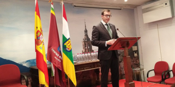 El presidente del Centro Riojano, José Antonio Rupérez, comenzó la lectura pública en castellano antiguo. / Foto: The Diplomat.