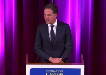 Rutte defiende las interconexiones: “Quiero que la energía solar española alimente las bombillas en Países Bajos”