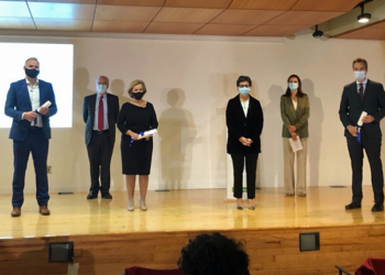 Los premiados con la ministra de Exteriores y los directores de las Oficinas de la Comisión y el Parlamento eurpeos./ Foto: UE