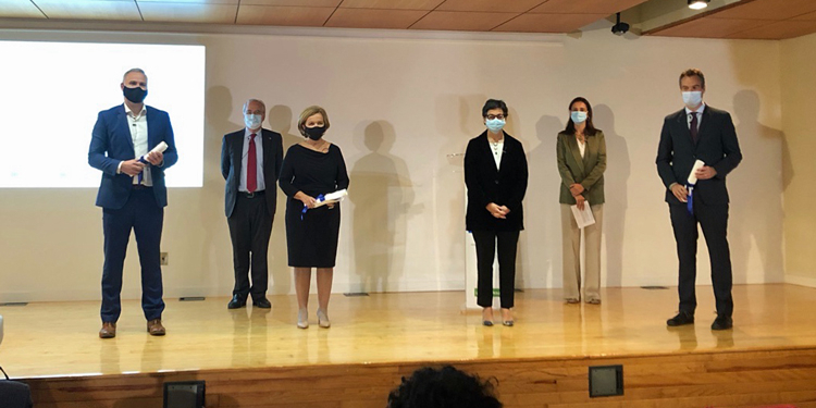 Los premiados con la ministra de Exteriores y los directores de las Oficinas de la Comisión y el Parlamento eurpeos./ Foto: UE