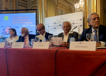 Esther del Campo, decana del Departamento de Ciencia Política de la UCM; Ernesto Samper, expresidente de Colombia; Mario Jabonero, secretario general de la OEI; Alex Grijelmo, director de la Escuela de Periodismo de la UAM; y Diego López Garrido, vicepresidente de la Fundación Alternativas. / Foto: @casamerica