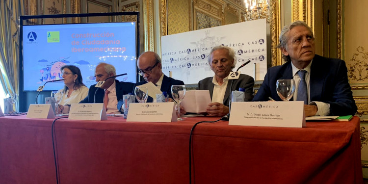 Esther del Campo, decana del Departamento de Ciencia Política de la UCM; Ernesto Samper, expresidente de Colombia; Mario Jabonero, secretario general de la OEI; Alex Grijelmo, director de la Escuela de Periodismo de la UAM; y Diego López Garrido, vicepresidente de la Fundación Alternativas. / Foto: @casamerica