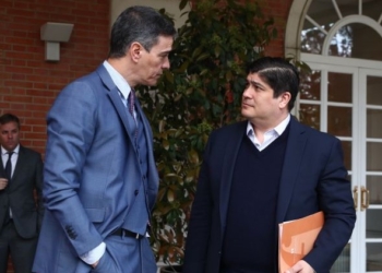 El expresidente de Costa Rica Carlos Alvarado conversa sobre cambio climático con Sánchez