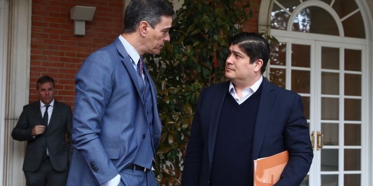 El expresidente de Costa Rica Carlos Alvarado conversa sobre cambio climático con Sánchez