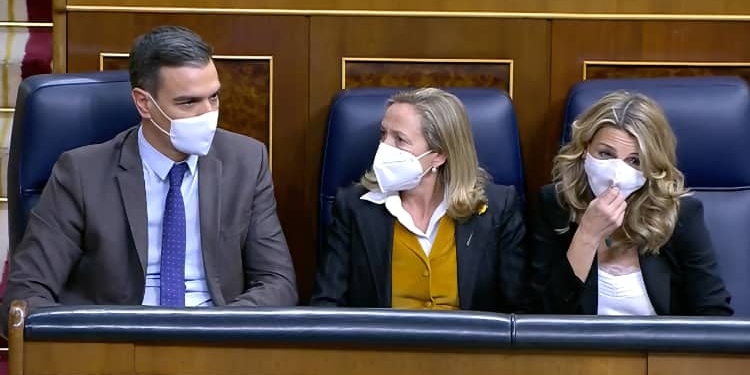 Sánchez, Calviño y Díaz en el Congreso durante la votación de la Reforma Laboral./ Foto: TD