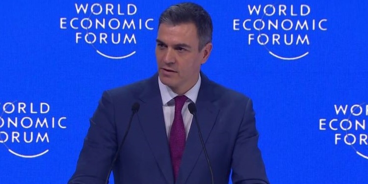 Sánchez marca diferencias con Milei en Davos: “Las políticas neoliberales no funcionan”