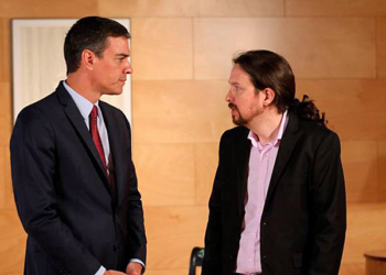 Sánchez e Iglesias, ayer, tras firmar el acuerdo./ Foto: Rubén Mondelo