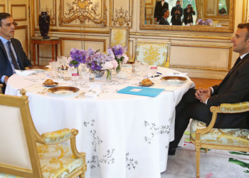 Pedro Sánchez y Emmanuel Macron, anoche en el Palacio del Eliseo./ Foto: Pool Moncloa/Fernando Calvo