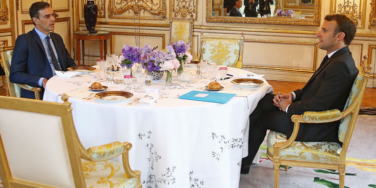 Pedro Sánchez y Emmanuel Macron, anoche en el Palacio del Eliseo./ Foto: Pool Moncloa/Fernando Calvo