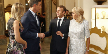Pedro Sánchez y su mujer Begoña Gómez, son recibidos por Emmanuelle Macron y su mujer Brigitte Macron./ Foto: Pool Moncloa