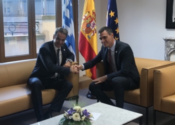 Sánchez llega a Grecia para reunirse con Mitsotakis y participar en el Foro de Delfos