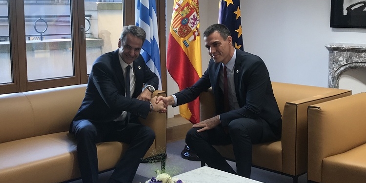 Sánchez llega a Grecia para reunirse con Mitsotakis y participar en el Foro de Delfos