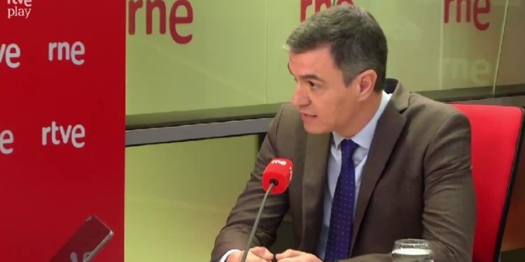 Sánchez se compromete a “estudiar” el posible envío de oficiales de enlace a la misión del Mar Rojo