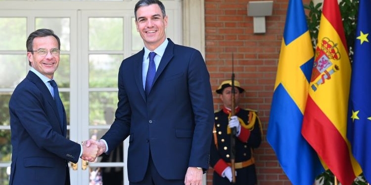 Sánchez y su homólogo sueco abordan el relevo de Presidencias y las “vulnerabilidades” de la UE