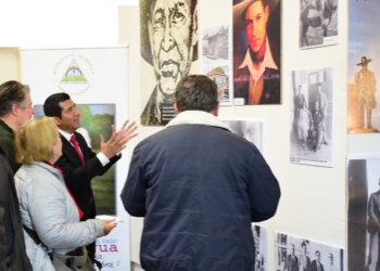 El embajador Carlos Midence conversa con los visitantes a la exposición./ Foto: Embajada de Nicaragua