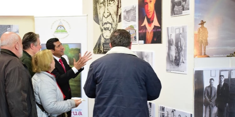 El embajador Carlos Midence conversa con los visitantes a la exposición./ Foto: Embajada de Nicaragua
