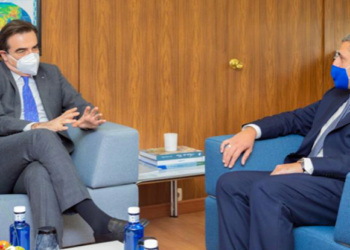 Margaritis Schinas y Zurab Pololikashvili, durante su reunión ayer en la sede de la OMT./ Foto: OMT