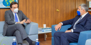 Margaritis Schinas y Zurab Pololikashvili, durante su reunión ayer en la sede de la OMT./ Foto: OMT