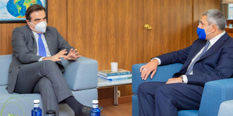 Margaritis Schinas y Zurab Pololikashvili, durante su reunión ayer en la sede de la OMT./ Foto: OMT