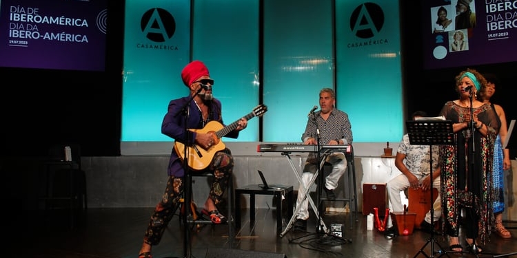 Iberoamérica festeja su día con un debate sobre ciencia y el ritmo de Carlinhos Brown