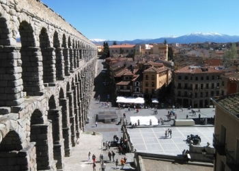Acueducto y Plaza del Azoguejo: el mirador del Arpa de Piedra