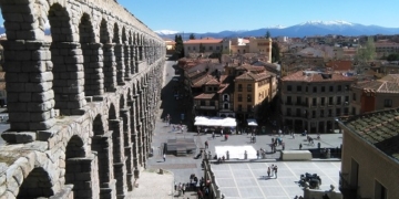 Acueducto y Plaza del Azoguejo: el mirador del Arpa de Piedra