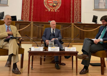 Shaun Riordan (centro) junto a Antonio Núñez (izquierda) y Jaime González (derecha) durante la presentación del libro. / Foto: Escuela Diplomática.