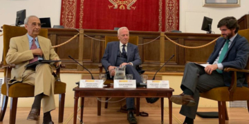 Shaun Riordan (centro) junto a Antonio Núñez (izquierda) y Jaime González (derecha) durante la presentación del libro. / Foto: Escuela Diplomática.