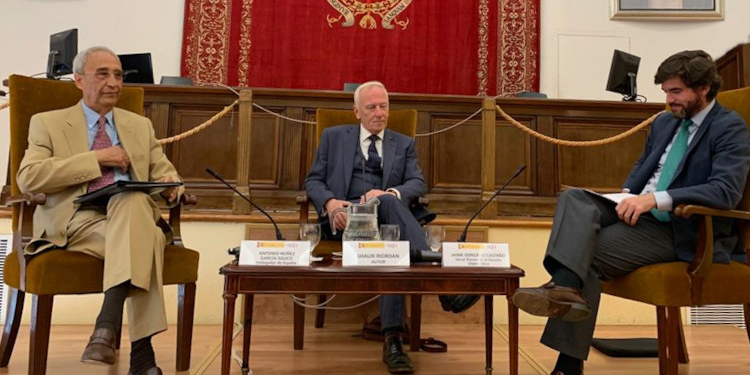 Shaun Riordan (centro) junto a Antonio Núñez (izquierda) y Jaime González (derecha) durante la presentación del libro. / Foto: Escuela Diplomática.
