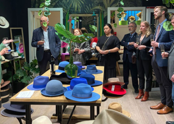 Protocolo de sombreros y vinos con ADE y The Diplomat en Colibrí Hats