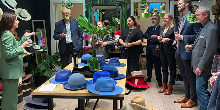 Protocolo de sombreros y vinos con ADE y The Diplomat en Colibrí Hats